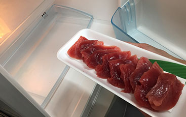 写真：冷蔵庫で解凍する